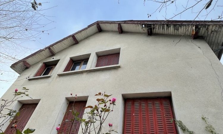 Changement de bandeaux et de tuiles sur une toiture à Romans-sur-Isère