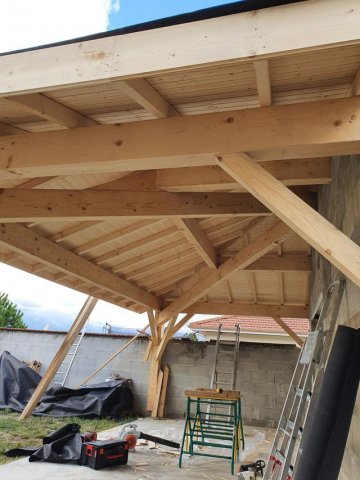 Création et réalisation de la charpente traditionnelle d'une terrasse en bois à Chatte 