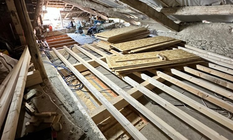 Création d'une trémie d'escalier planché en bois et volige à Saint André en Royans