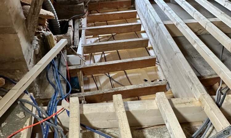 Création d'une trémie d'escalier planché en bois et volige à Saint André en Royans